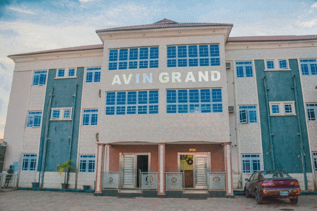 Avin Grand